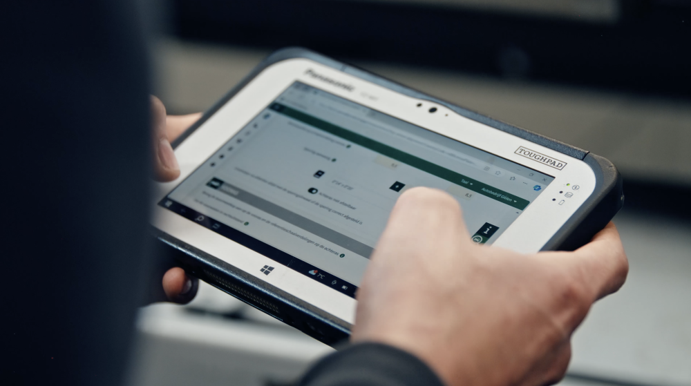 foto van een ipad in de handen